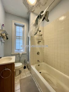 Brookline 3 Bed 1 Bath BROOKLINE- BOSTON UNIVERSITY $3,900  Boston University - $3,900 No Fee