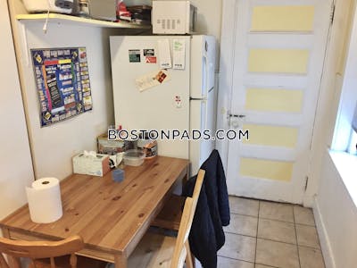 Brookline 3 Bed 1 Bath BROOKLINE- BOSTON UNIVERSITY $4,750 Boston University - $4,200 No Fee